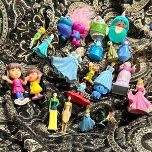 Treasure chest toys Snow White cinderella dwarfs Mulan trolls Dora Pocahontas